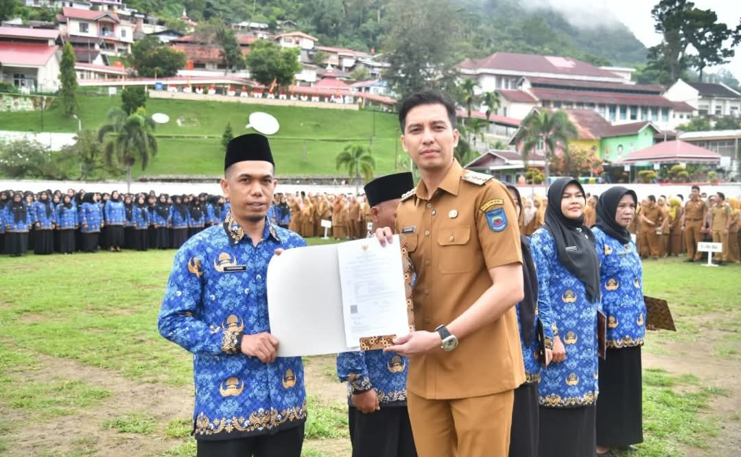 Wali Kota Serahkan SK kepada 862 PPPK Paruh Waktu Formasi 2024