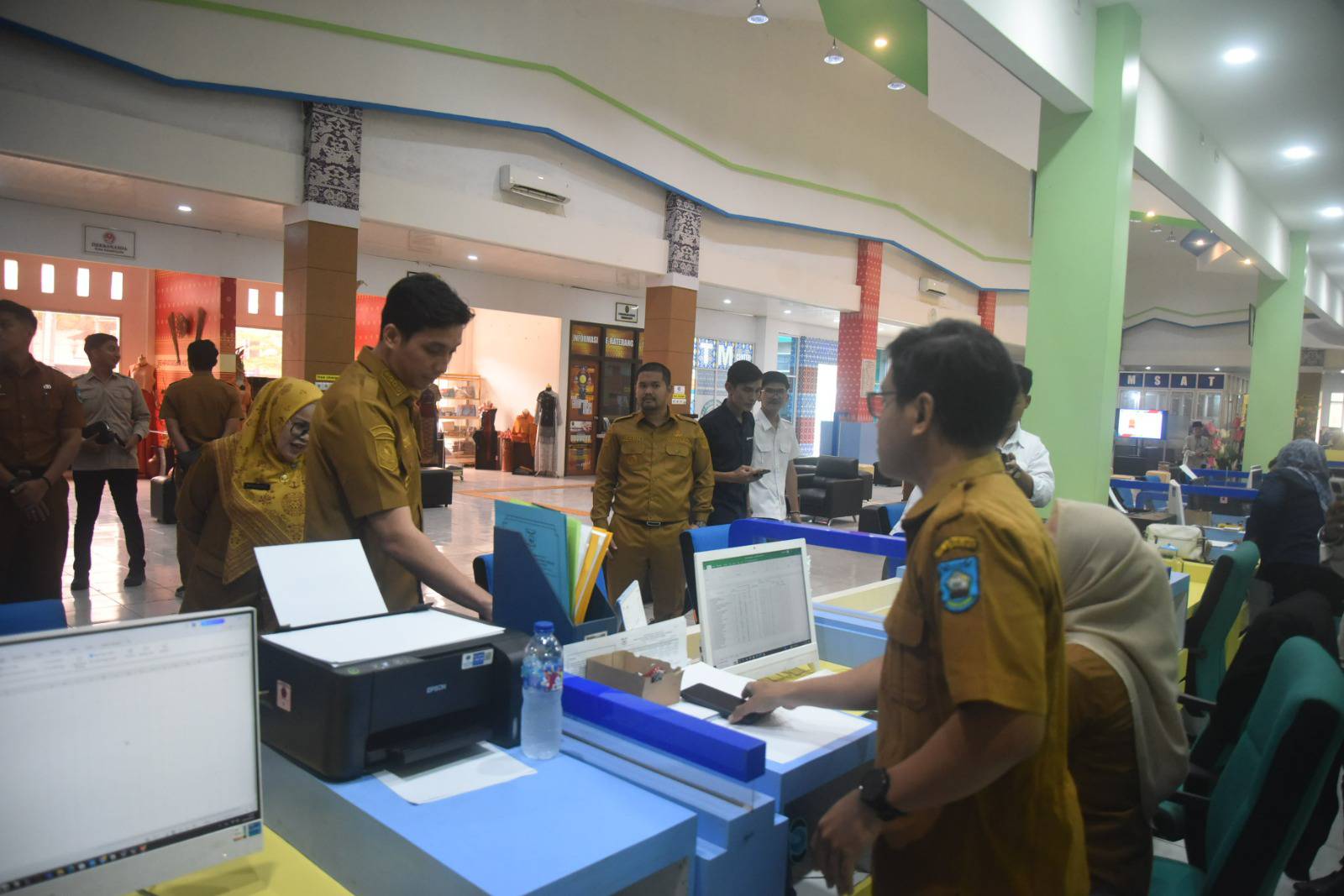 Wali Kota Sawahlunto Riyanda Putra bersama Wakil Wali Kota Jeffry Hibatullah tinjau pelayanan publik di Mal Pelayanan Publik (MPP)