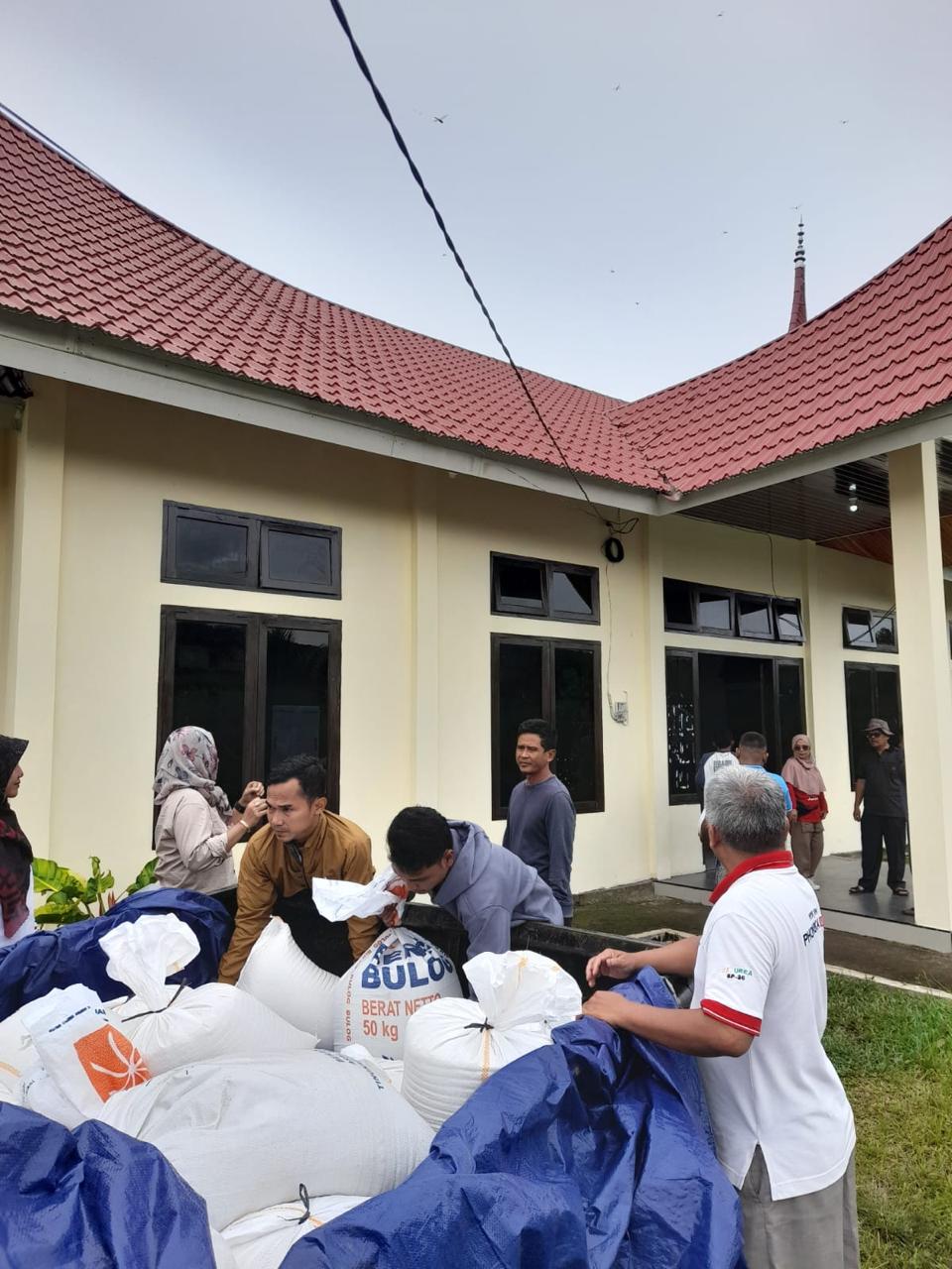 Penyaluran Cadangan Pangan Pemerintah Daerah  (CPPD) untuk korban banjir Desa Talago Gunuang