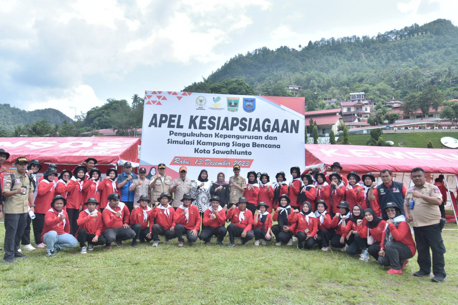 Sekretaris Daerah Kota Sawahlunto Dr.dr. Ambun Kadri, MKM, menjadi inspektur apel kesiapsiagaan bencana dalam rangka pengukuhan kepengurusan dan simulasi kampung siaga bencana Kota Sawahlunto