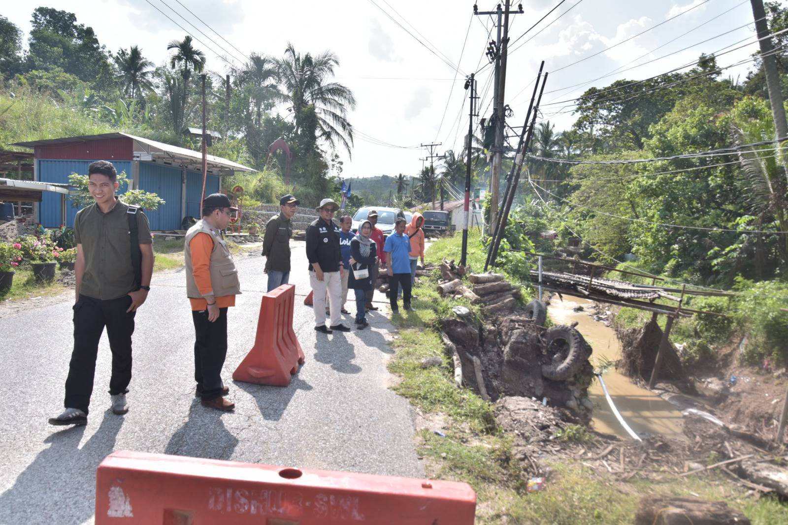 Penjabat (Pj) Wali Kota Sawahlunto Dr. Zefnihan, AP, M. Si, bersama Sekretaris Daerah Dr.dr. Ambun Kadri, MKM, meninjau lokasi titik longsor sekaligus mengantarkan bantuan kepada masyarakat terdampak bencana tanah longsor