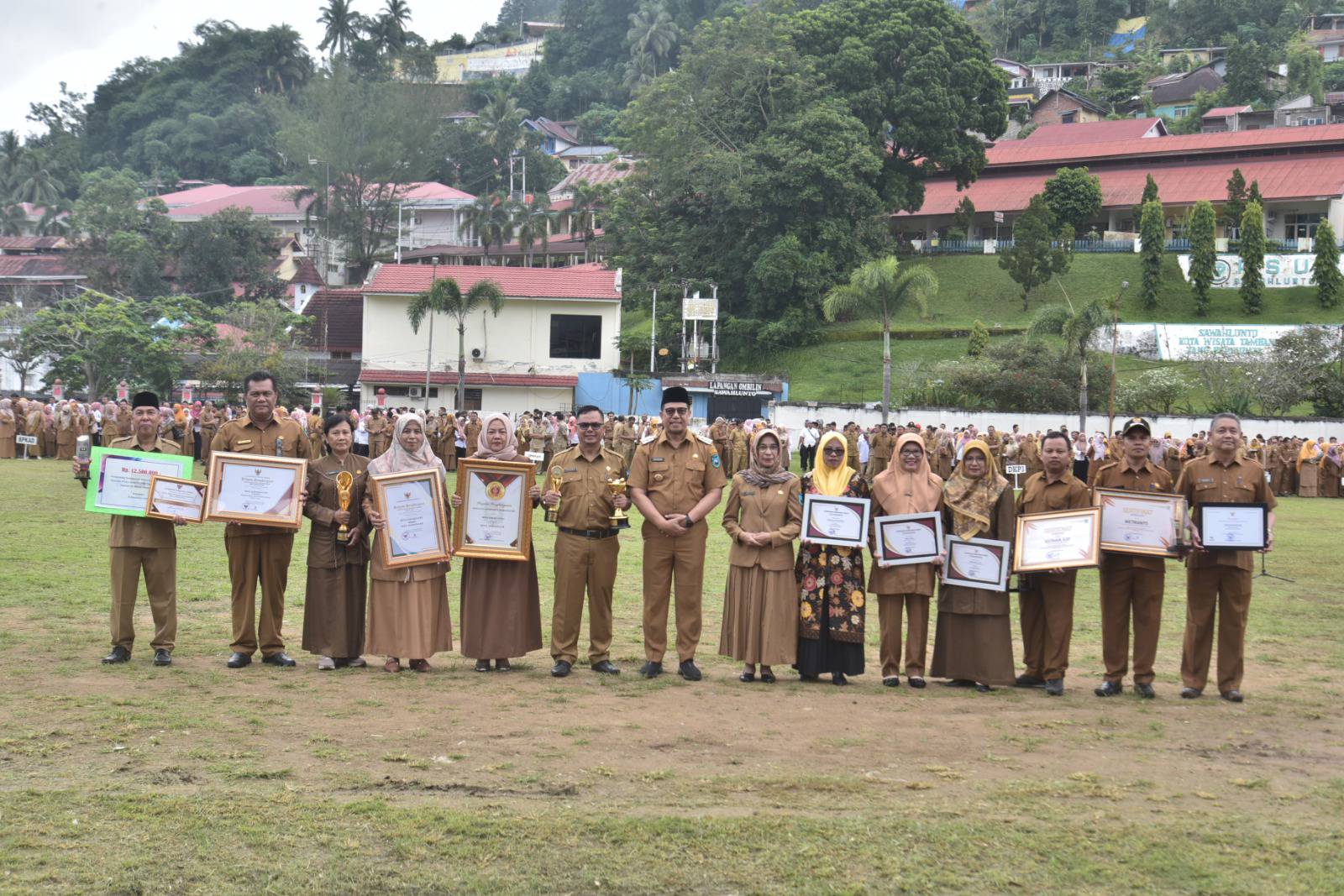 Awal tahun, Penjabat (Pj) Wali Kota Sawahlunto Dr. Zefnihan, AP, M.Si, memimpin apel gabungan Pemko Sawahlunto