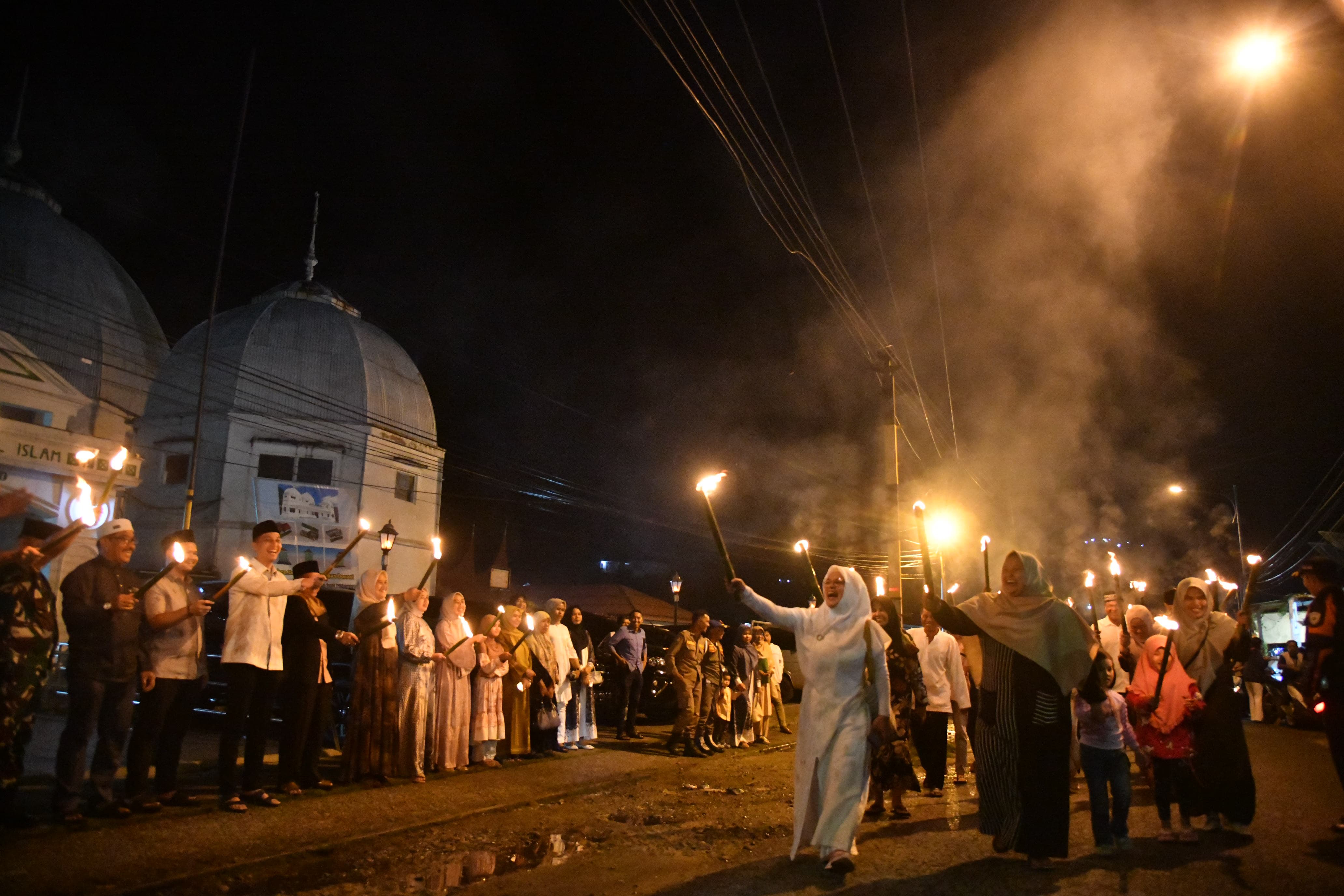 Gema Takbir dan Cahaya Obor Pemerintah Kota Sawahlunto dan Masyarakat Rayakan Kemenangan Idul Fitri 1447 H