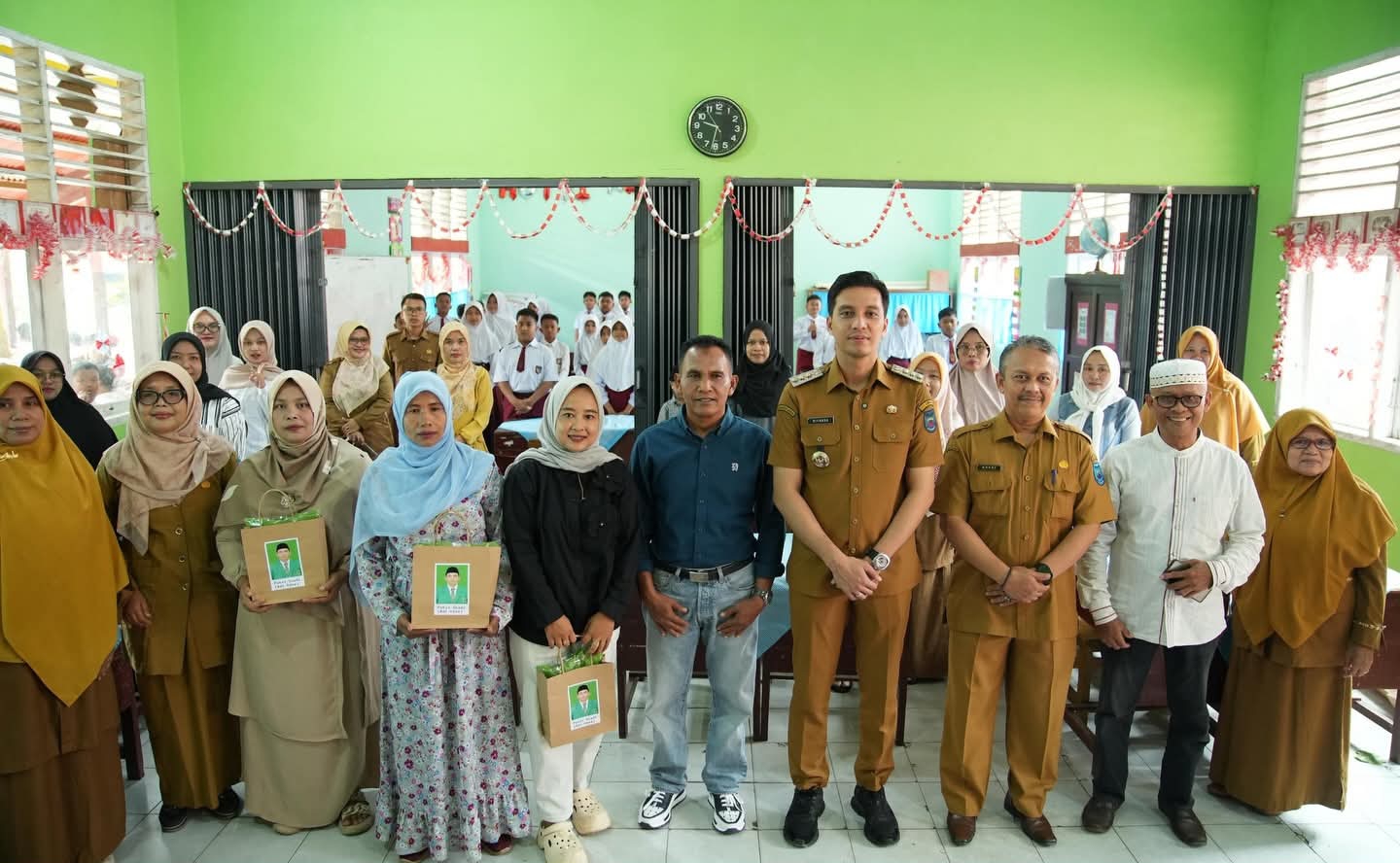 Wali Kota Dampingi Anggota DPRD  Serahkan Bantuan Pakaian Adat ke SDN 13  Sungai Durian