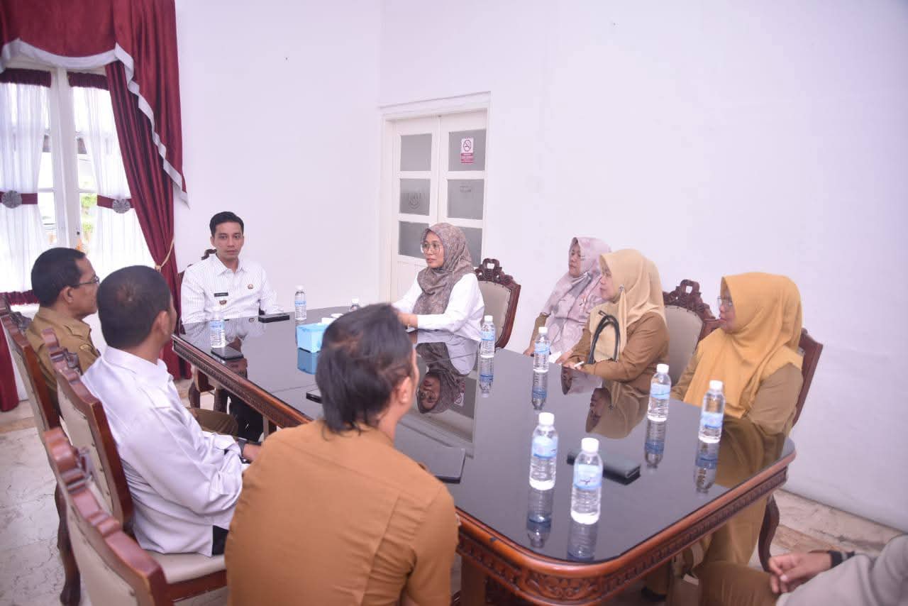 Wali Kota Dukung  Penuh Wisuda  Sekolah Lansia Pertama di Sawahlunto