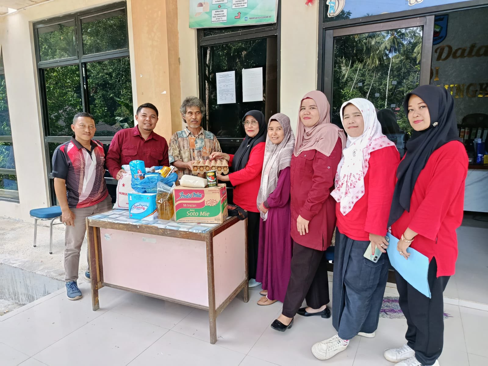 Penyerahan Bantuan bagi Korban Bencana Alam Pohon Tumbang di Desa Silungkang Duo Kecamatan Silungkang Kota Sawahlunto