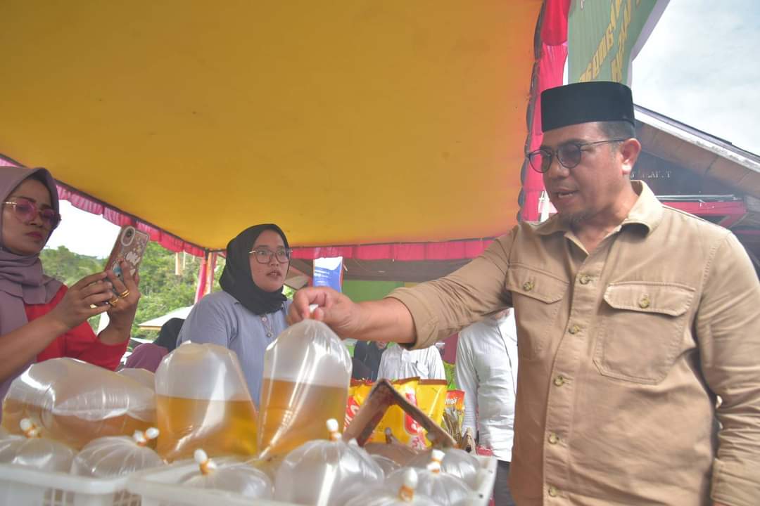 Pj Wali Kota Dr. Zefnihan, M. Si tinjau operasi pasar dan bazar hasil pertanian di Pasar  Sikalang