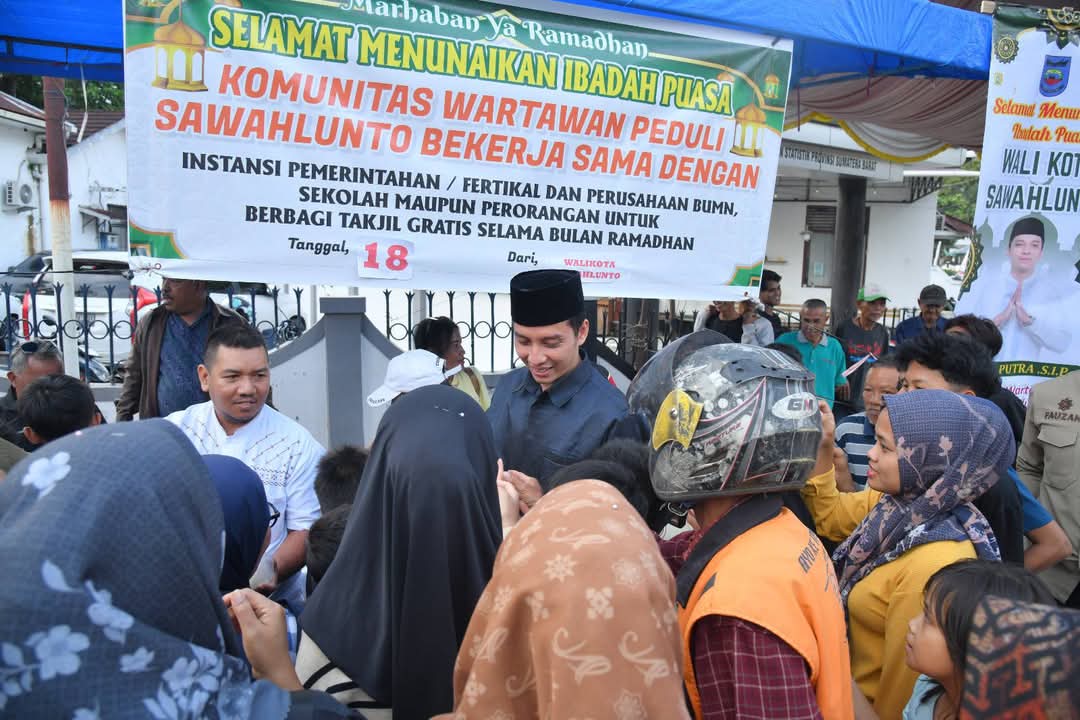 Wali Kota Riyanda Putra didampingi Wakil Wali Kota Jeffry Hibatullah ikuti pembagian takjil gratis  yang disalurkan oleh Komunitas Wartawan Peduli Sawahlunto