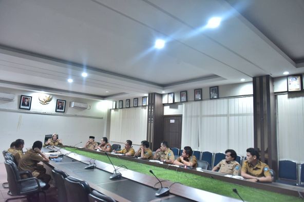 Sekretaris Daerah Kota Sawahlunto Dr.dr. Ambun Kadri, MKM, memimpin rapat terbatas bersama perangkat daerah terkait untuk membahas tindak lanjut penanganan bencana longsor yang tersebar pada empat kecamatan di Kota Sawahlunto