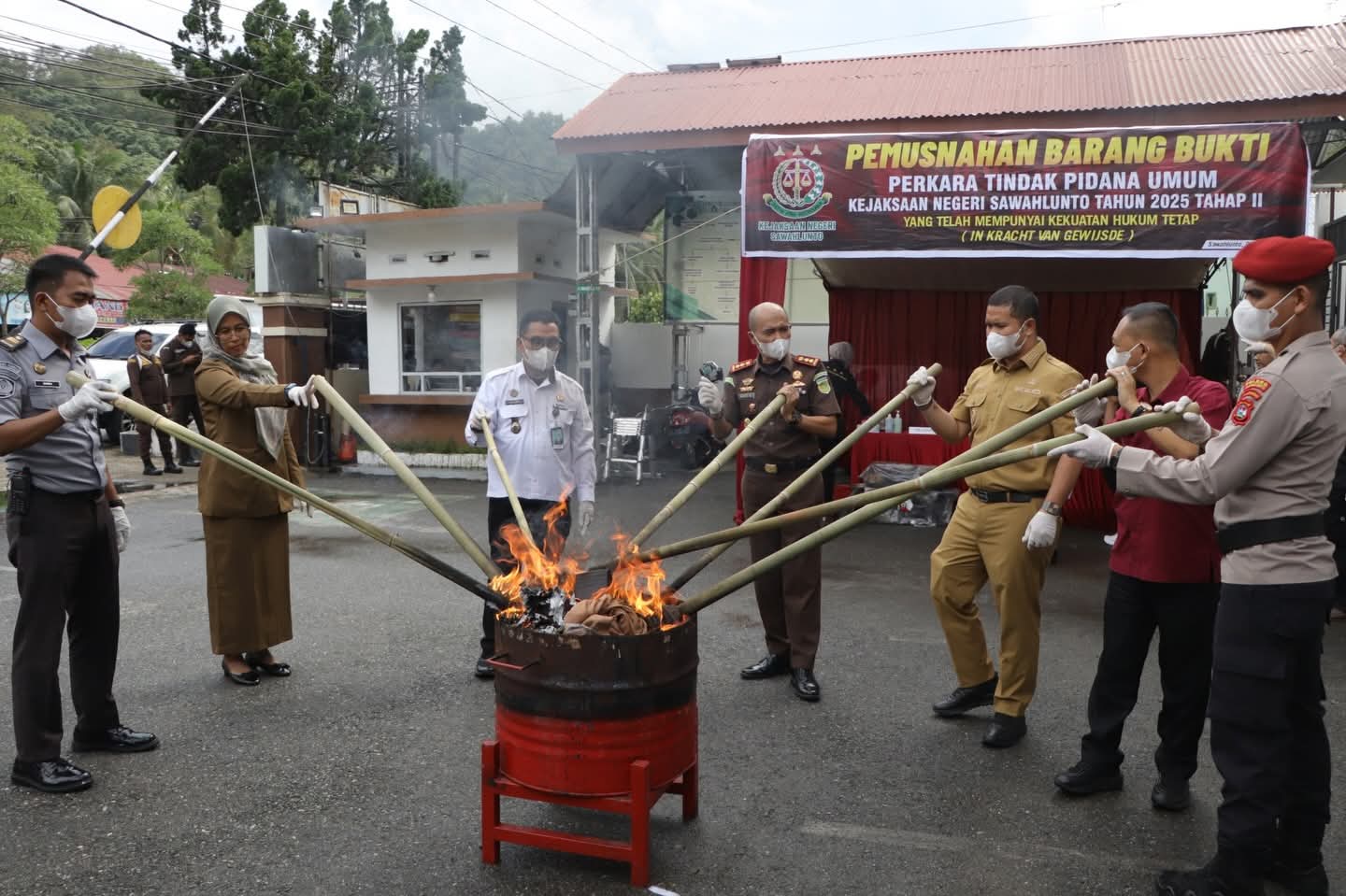 Pemko-Kejari Sawahlunto Musnahkan Barang Bukti Delapan Perkara