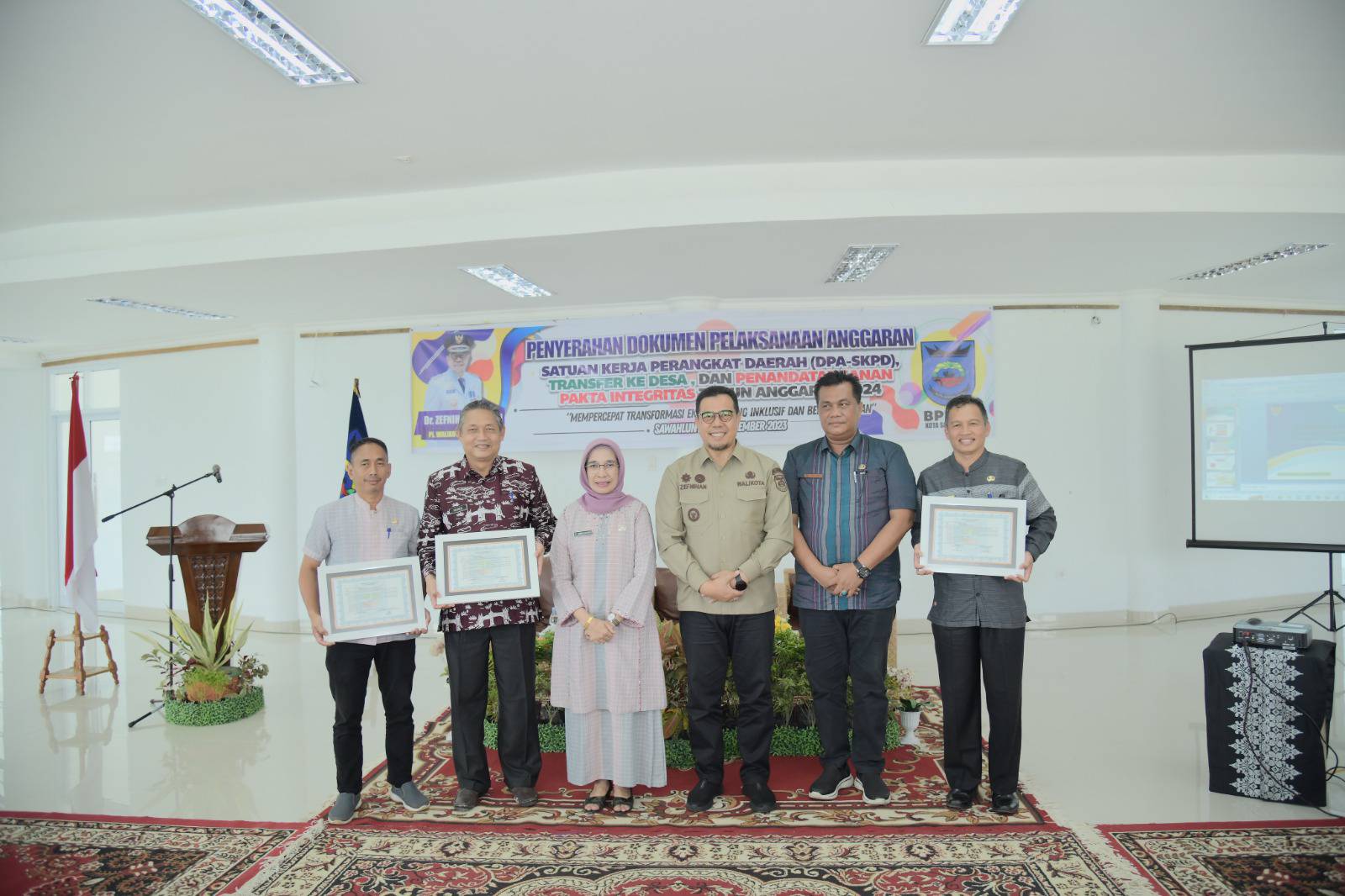 Penyerahan Dokumen Pelaksanaan Anggaran SKPD tahun 2024   oleh Pj Walikota Sawahlunto Dr. Zefnihan AP.M.Si