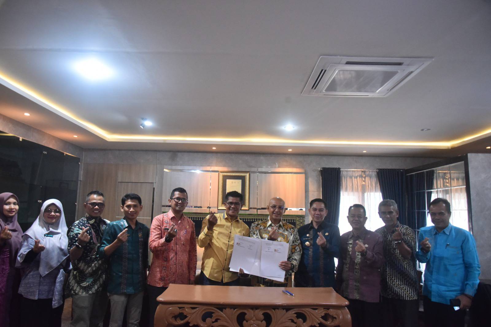 Penjabat (Pj) Wali Kota Sawahlunto Fauzan Hasan, S.STP, M.Si, saksikan penandatanganan kerja sama antara PDAM Kota Sawahlunto dengan PDAM Kota Padang