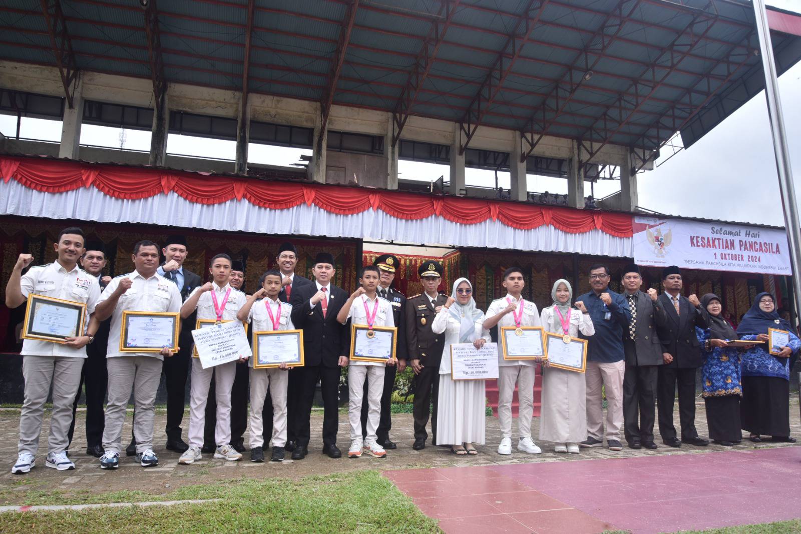 Penyerahan piagam penghargaan dan uang reward prestasi kepada 5 pelajar SMP dan SMA di Sawahlunto yang sukses meraih medali emas pada FLS2N Tingkat Nasional