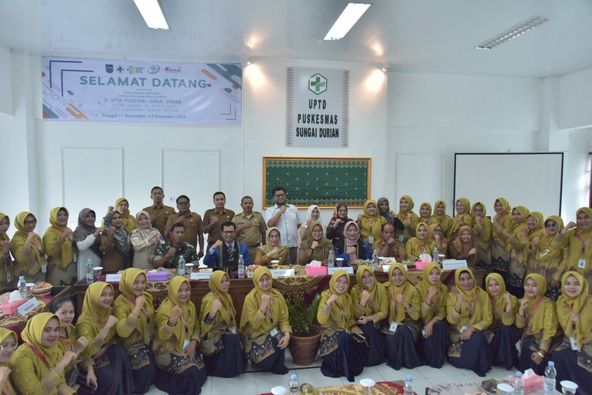 Sekretaris Daerah Kota Sawahlunto Dr.dr. Ambun Kadri, MKM, menyambut kedatangan tim surveyor re-akreditasi Puskesmas  Sungai Durian