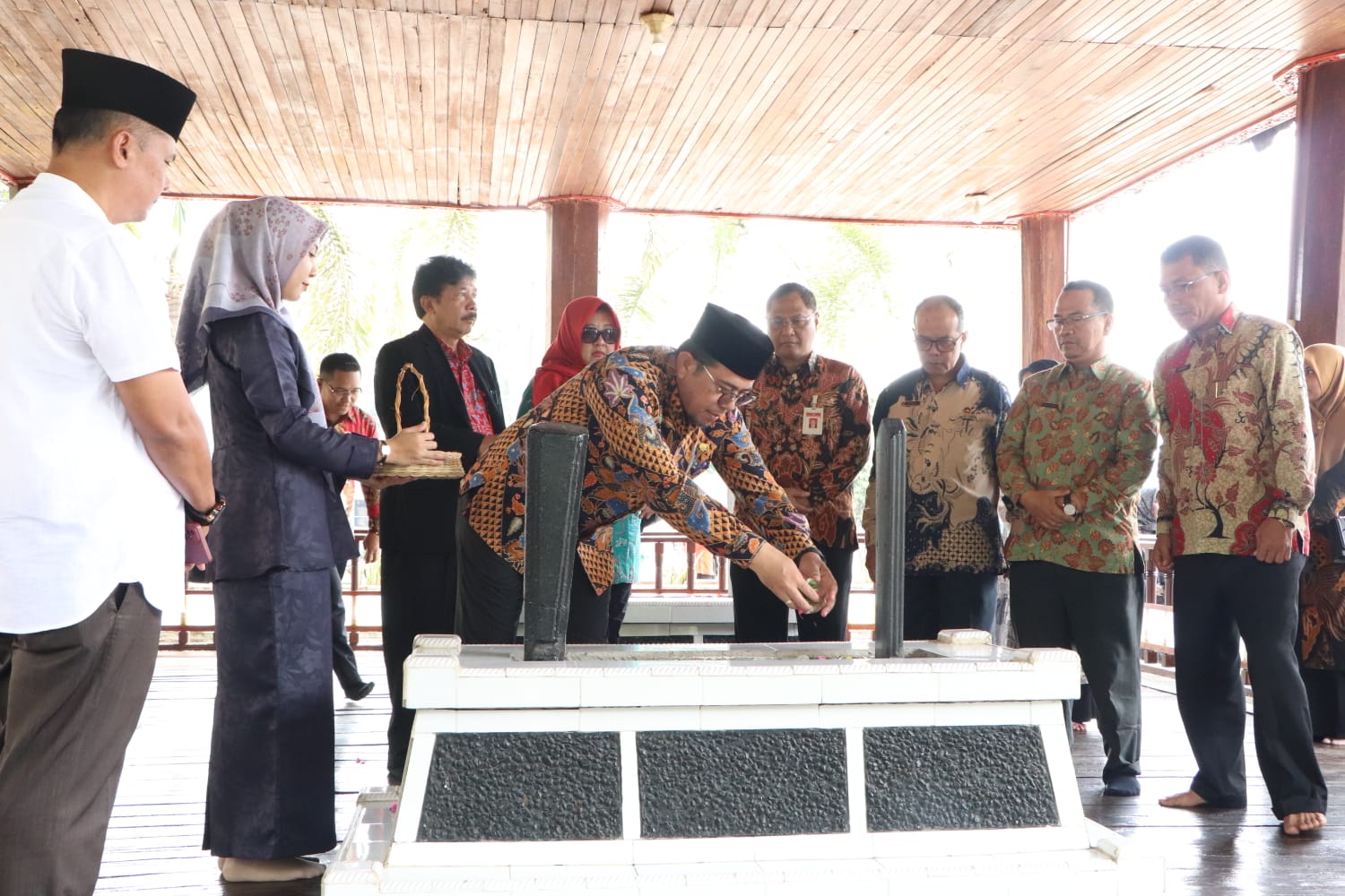 Didampingi Pj. Wali Kota Sawahlunto, Kepala BPIP Kunjungi Makam Pahlawan Nasional Muhammad Yamin di Sawahlunto