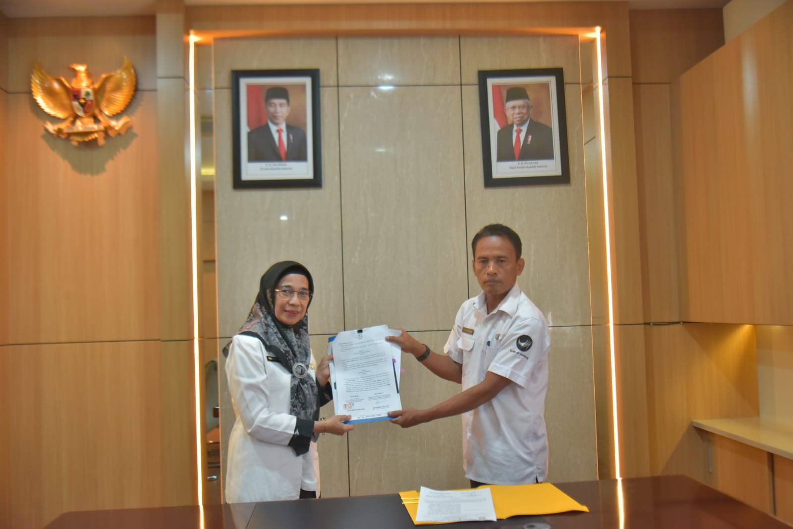 Ketua Umum Badan Pengelola Geopark Nasional Sawahlunto Dr. dr. Ambun Kadri, MKM tanda tangan  Nota Perjanjian Hibah Daerah (NPHD) tentang dukungan pengelolaan Geopark