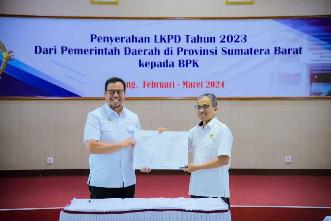 Pj Walikota Zefnihan serahkan LKPD Kota Sawahlunto pada Badan Pemeriksa Keuangan Sumatra Barat