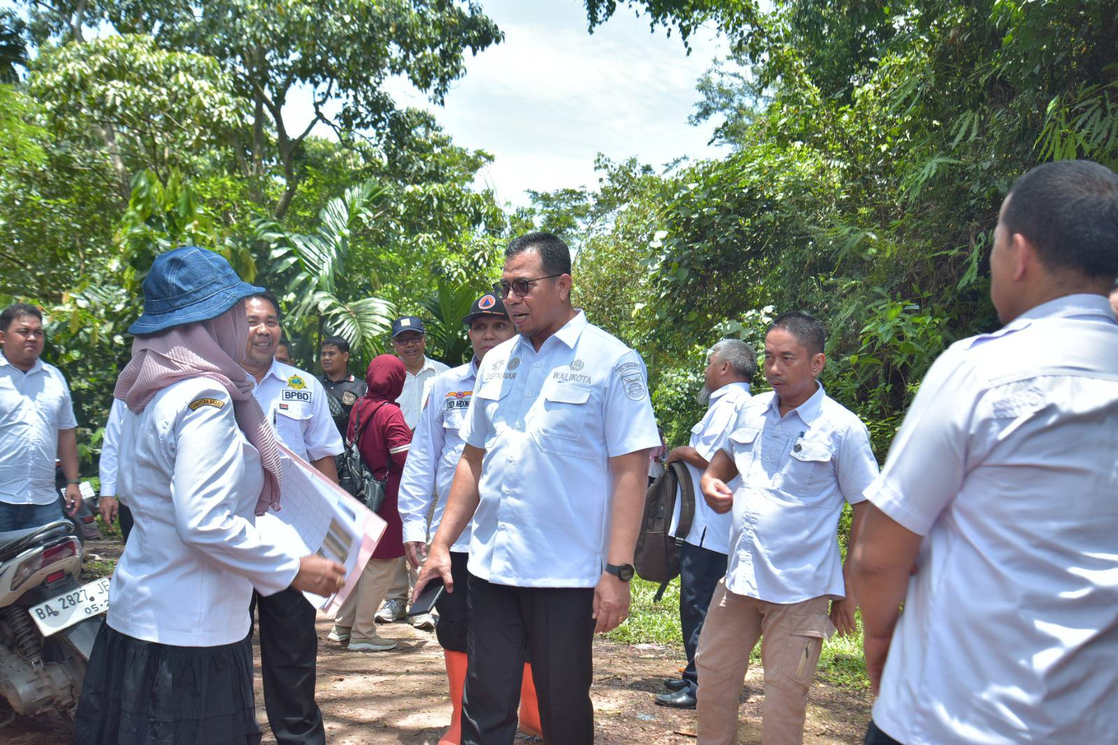 Penjabat (Pj) Wali Kota Sawahlunto Dr. Zefnihan, AP, M.Si tinjau lokasi areal persawahan yang rusak diterjang bencana banjir bandang di Dusun Koto Desa Talago Gunuang Kecamatan Barangin