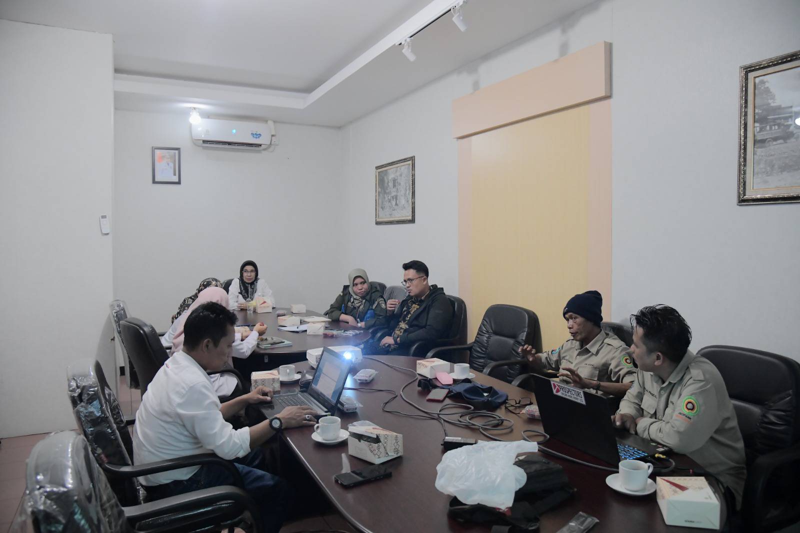 Sekretaris Daerah Kota Sawahlunto sekaligus Ketua Umum BP Geopark Nasional Kota Sawahlunto Dr.dr. Ambun Kadri, MKM, sambut dan diskusi dengan tim Badan Pengelola Geopark Nasional Provinsi Sumatera Barat