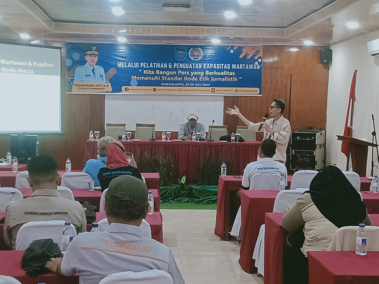 Pesatnya informasi saat ini, jurnalis dituntut mampu menyesuaikan dengan kondisi kekinian terus meningkatkan kompetensi dan skill