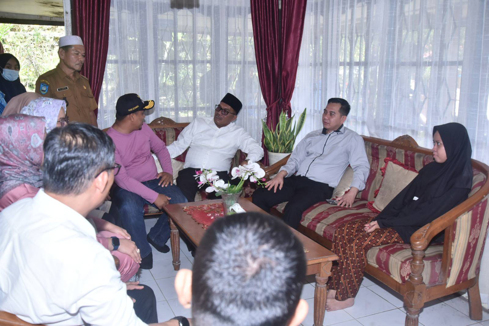 Pj Wali Kota  kunjungi Desa Sijantang Kecamatan Talawi yang terdeteksi terjangkit penyakit chikungunya