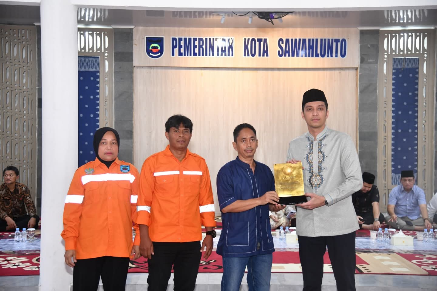 Wali Kota Sawahlunto Ajak Petugas Kebersihan " pasukan orange " Buka Puasa Bersama
