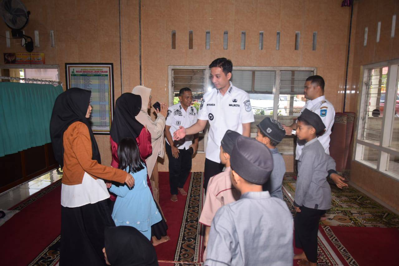 Wali Kota Sawahlunto Riyanda Putra dan Wakil Wali Kota Jeffry Hibatullah diskusi dengan perwakilan  pengurus dan anggota remaja Masjid Babussalam Lubang Panjang Kecamatan Barangin