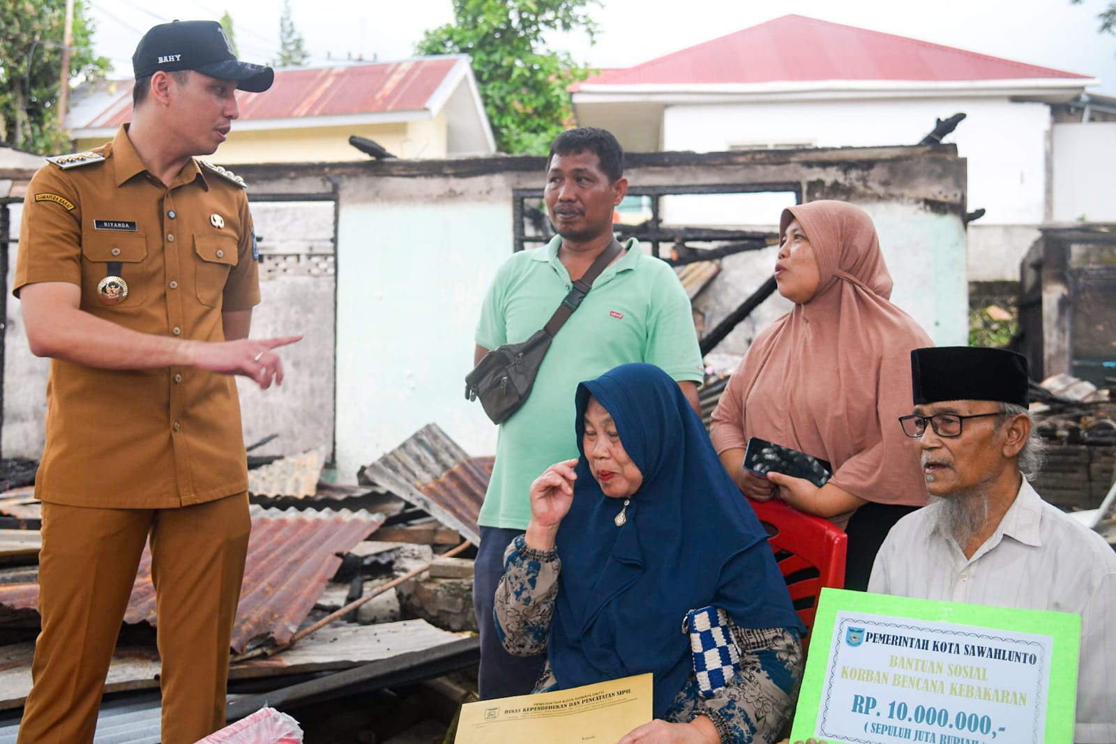 Pemko Sawahlunto Salurkan Bantuan Tanggap Darurat bagi Korban Kebakaran Desa Santur