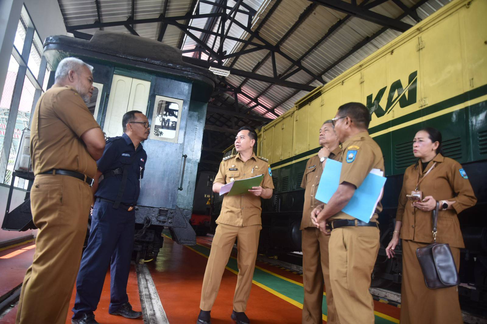 Penjabat (Pj) Wali Kota Sawahlunto Fauzan Hasan, S.STP, M.Si, tinjau kondisi terkini asset milik PT. KAI yang berada di areal Stasiun Kereta Api Kampung Teleng
