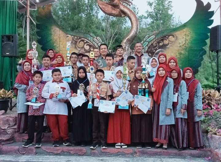 Penyerahan Trofi Bergilir Bapak Walikota Sawahlunto pada Acara Olimpiade Matematika Tingkat SD/MI dan SMP/MTs se-Sumatera Barat