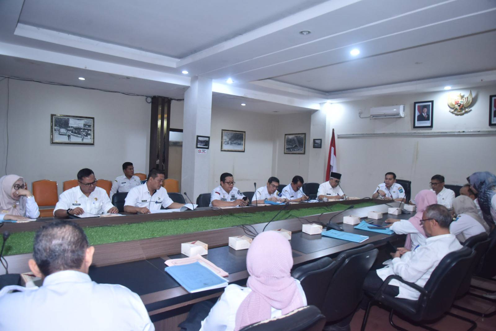 Rapat koordinasi membahas strategi penyesuaian keuangan daerah terkait APBD Tahun 2025