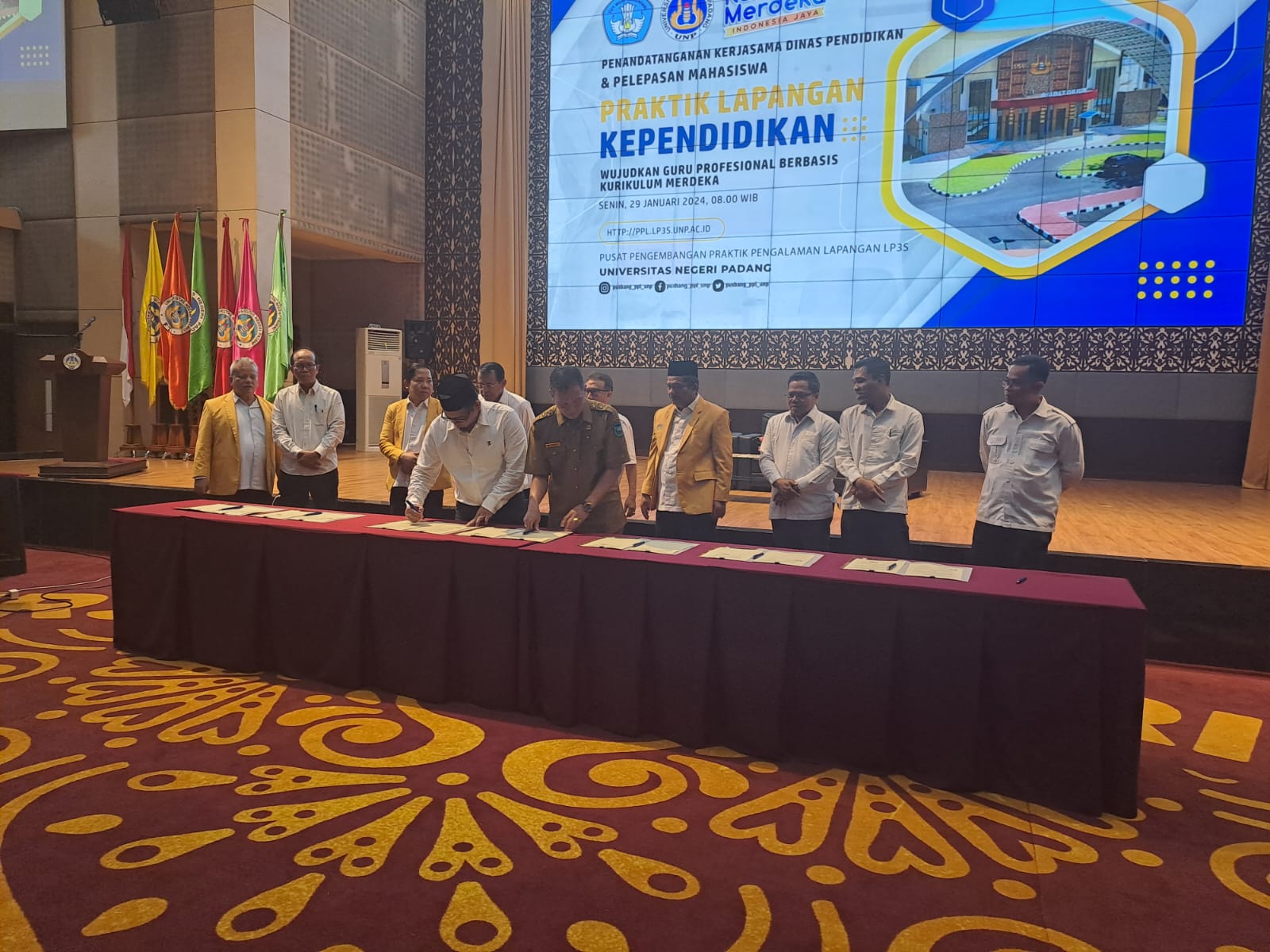 Penandatanganan Perjanjian Kerja Sama Dinas Pendidikan dan pelapasan Mahasiswa Praktek Lapangan Kependidikan (PLK)