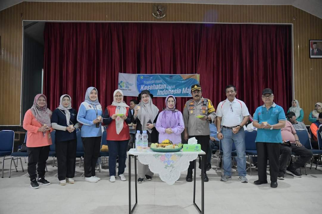 Ketua TP-PKK Kota Sawahlunto dan Sekda Kota Sawahlunto mengikuti acara puncak Hari Kesehatan Nasional di Hall Ombilin