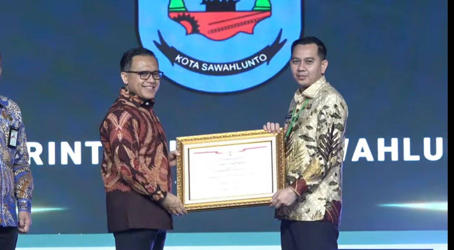 Pemko Sawahlunto terima penghargaan yang diberikan Kementerian Pendayagunaan Aparatur Negara dan Reformasi Birokrasi (KemenPANRB)