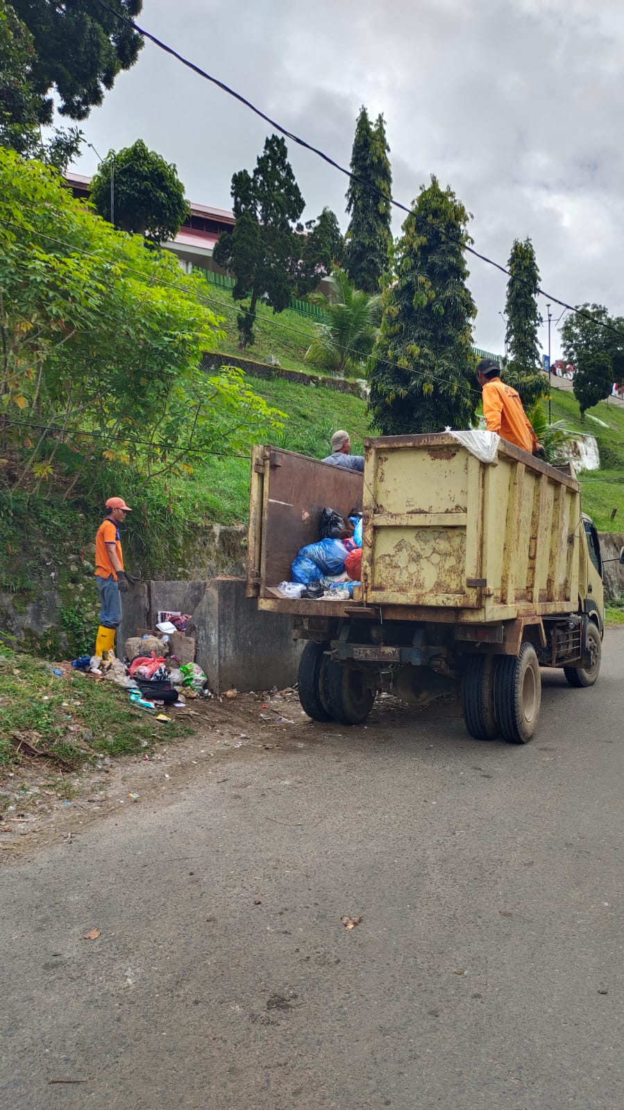 Tetap Semangat Di Bulan Puasa Petugas DKPPLH Sawahlunto Pastikan Kota Bersih Sejak Pagi Buta