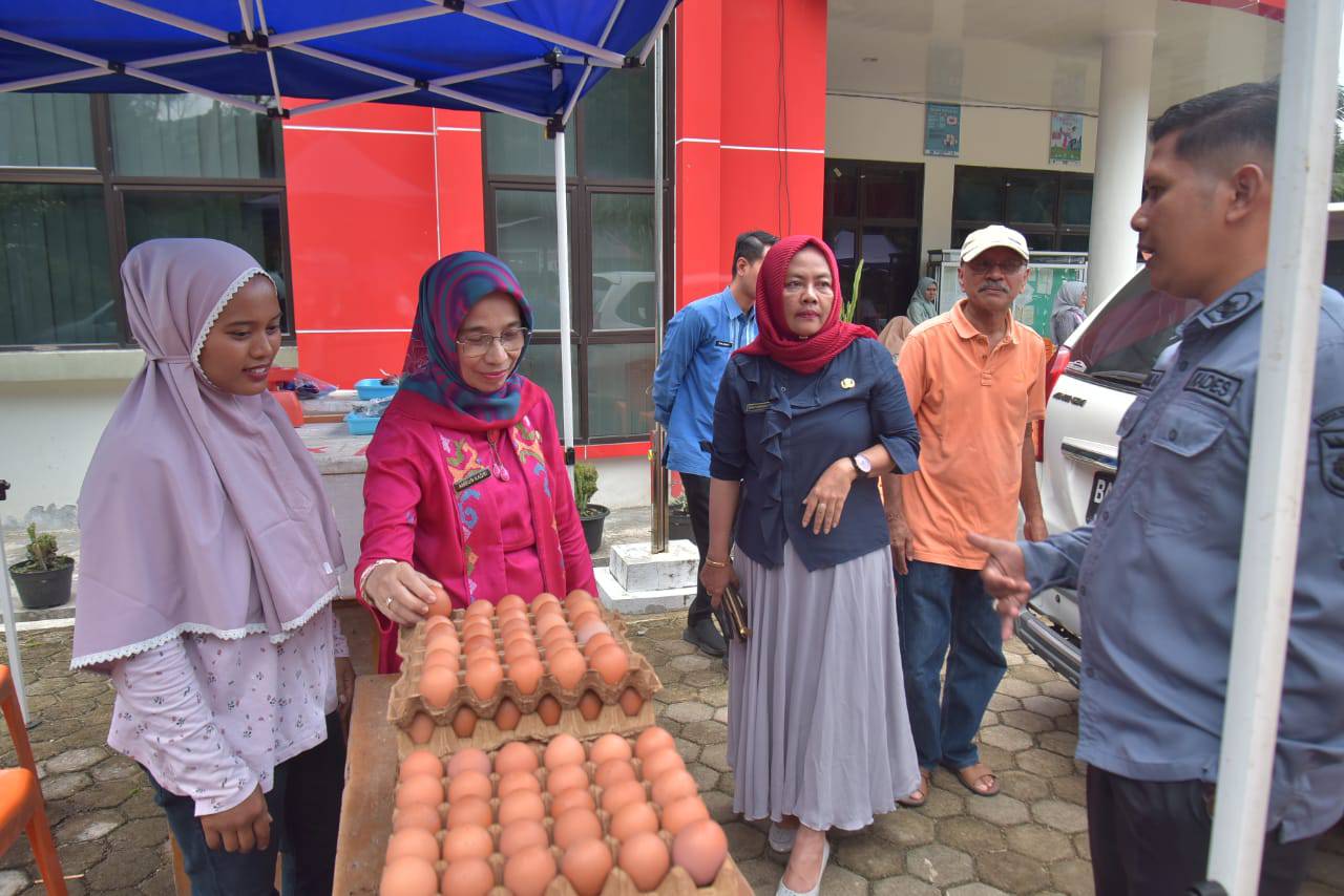 Sekretaris Daerah Kota Sawahlunto Dr.dr. Ambun Kadri, MKM  kunjungi  Operasi Pasar Pangan di Desa Tumpuak Tangah Kecamatan Talawi