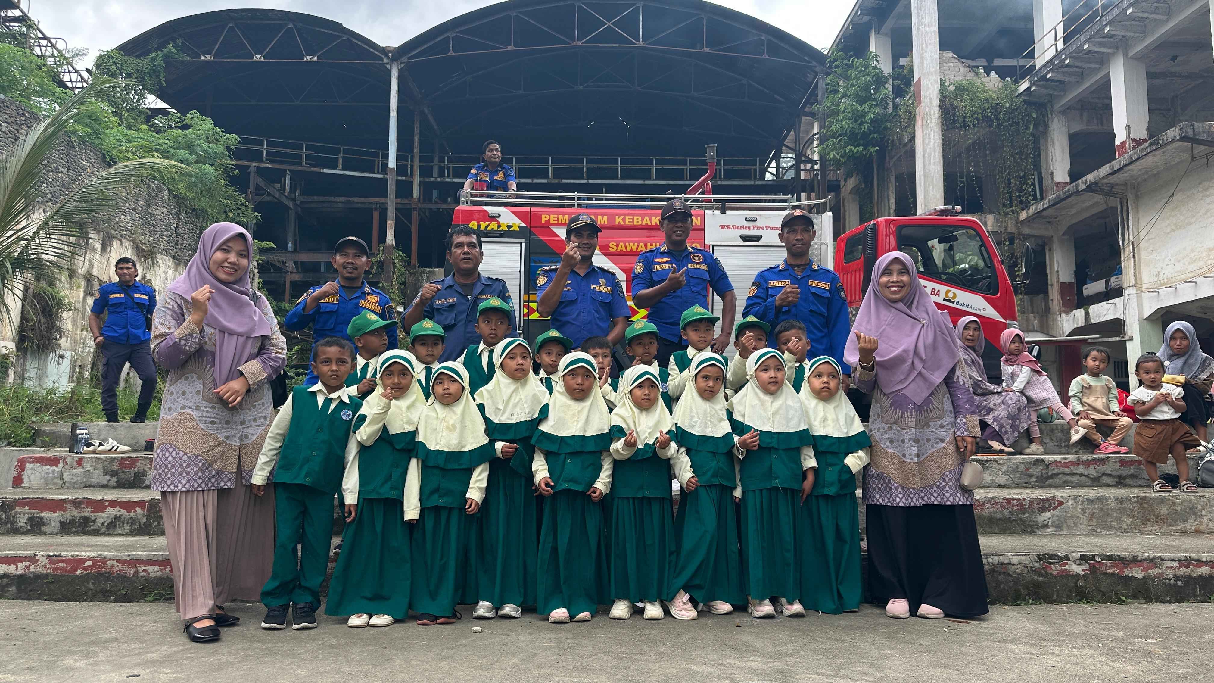 Edukasi Kebakaran Sejak Dini, Siswa TK Al Ihsan Tanjung Balik Kunjungi Damkar Sawahlunto