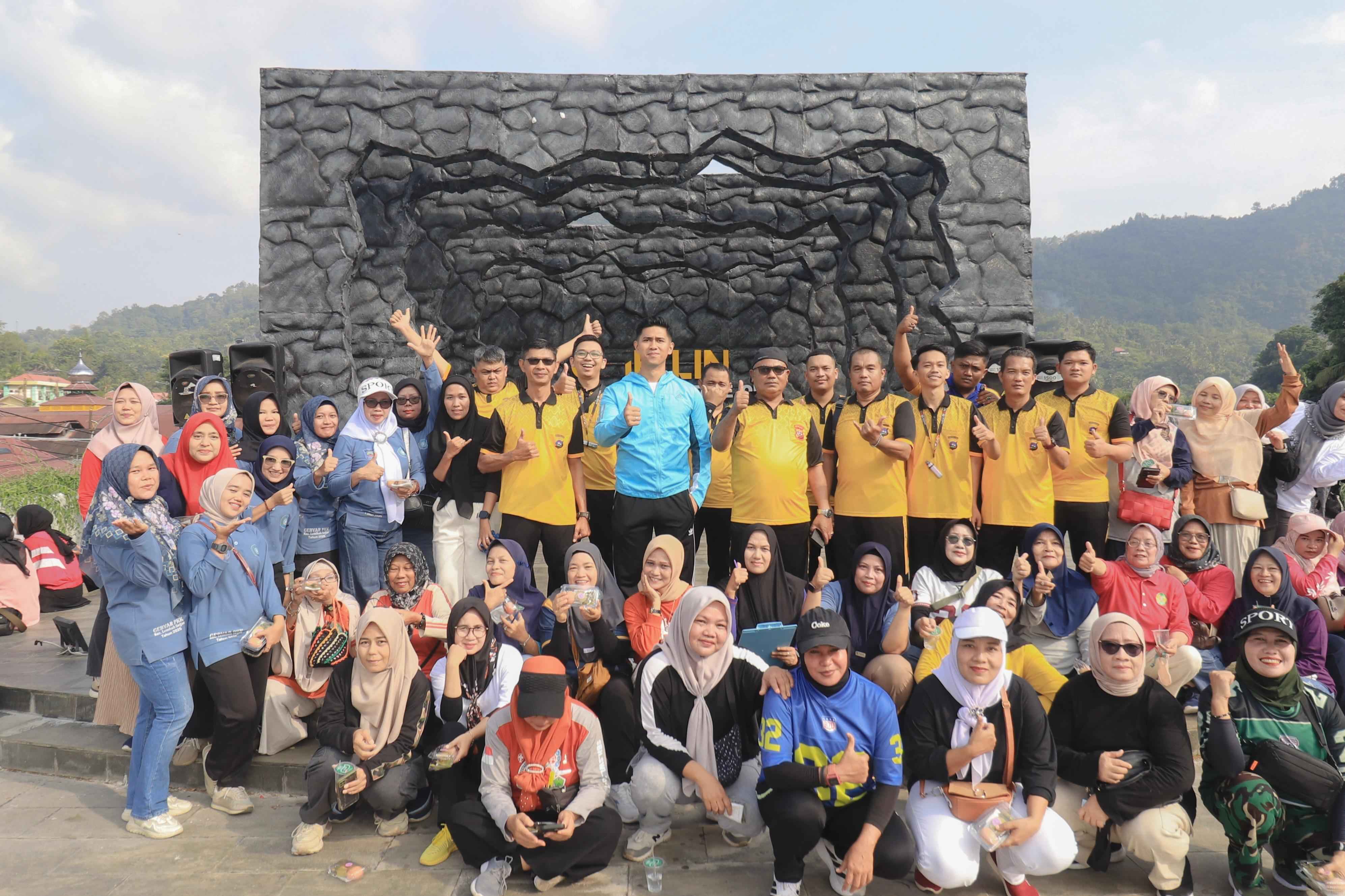 Senam Bersama  dan Cek Kesehatan Gratis, Wujudkan Masyarakat  Sehat dan Harmonis di Kelurahan Pasar