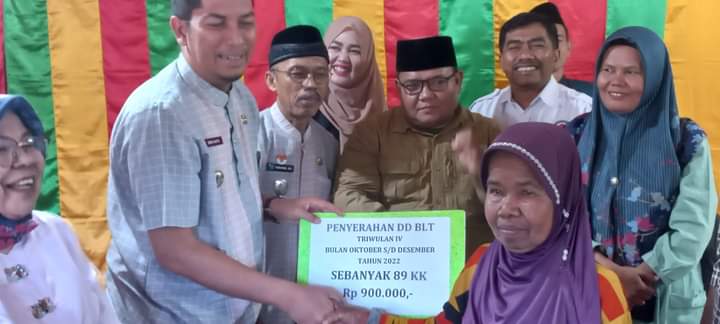 Wali Kota Deri Asta , SH serahkan BLT DD di Desa Lumindai