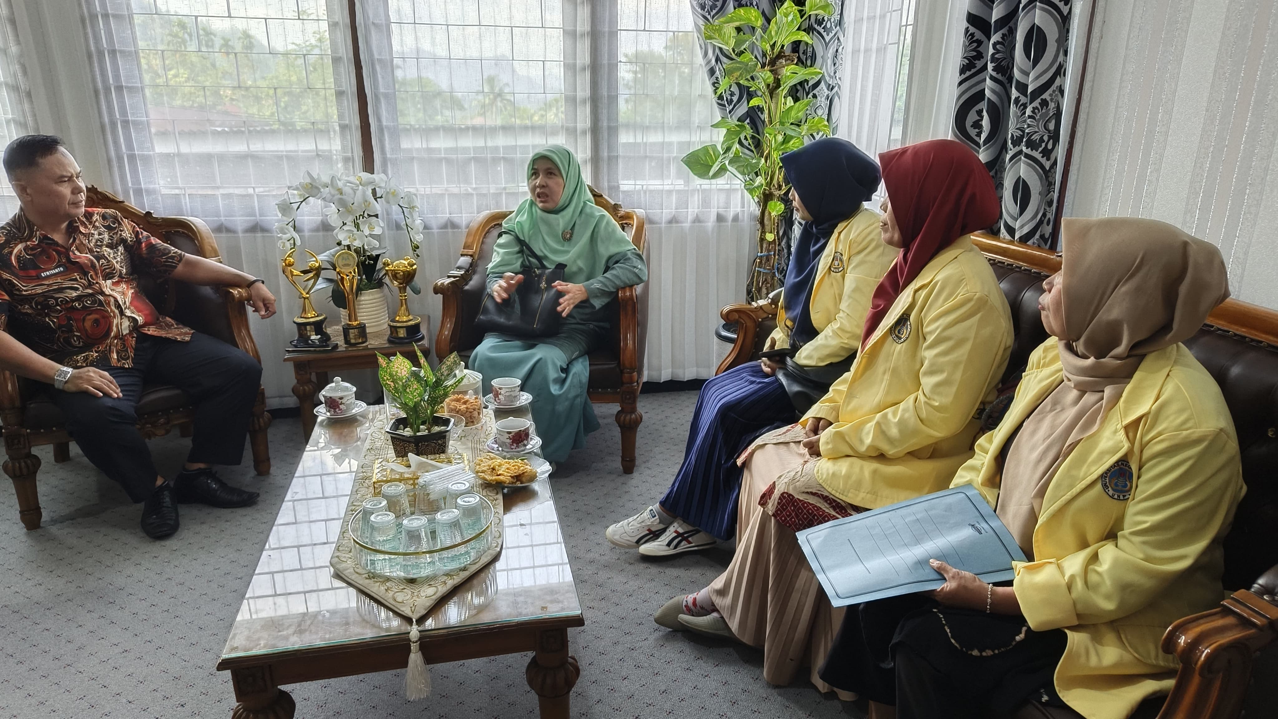 Kepala Dinas SosialPMDPPA Kota Sawahlunto  menerima kunjungan dari Dosen dan Mahasiswa UNP Pendidikan Guru PAUD sebanyak 22 orang.