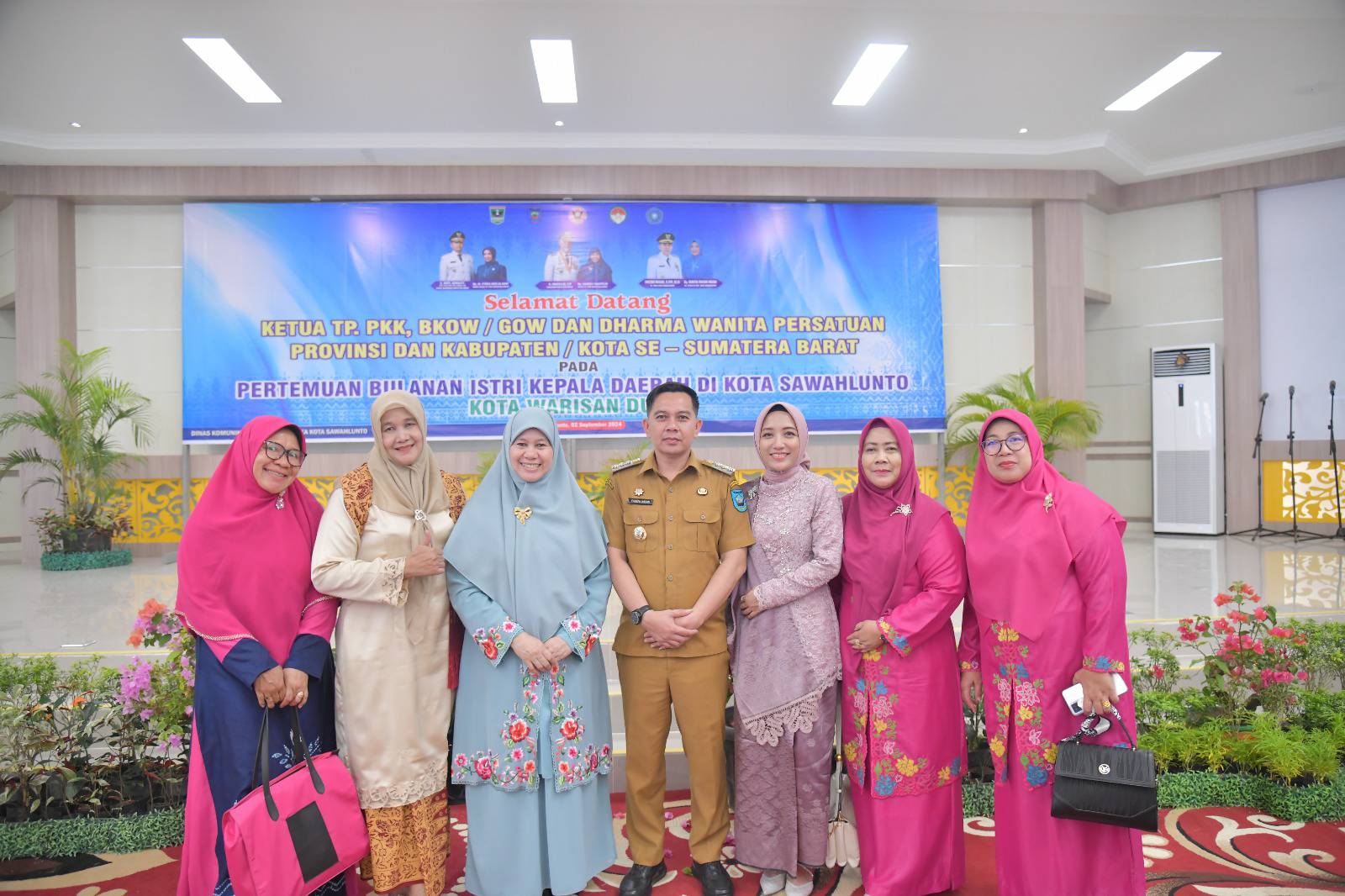 Penjabat (Pj) Wali Kota Sawahlunto Fauzan Hasan, S.STP, M.Si  bersama Pj Ketua TP-PKK Kota Sawahlunto Ny. Chintia Dewi Fauzan ikuti pertemuan Istri Kepala Daerah (Iskada) Provinsi Sumatera Barat