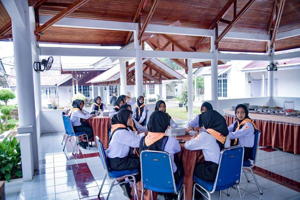 Pj. Wali Kota Sawahlunto Melepas Secara Resmi PMR Wira SMA Negeri 1 Kota Sawahlunto Untuk Mengikuti OASIS IV Se-Sumbar
