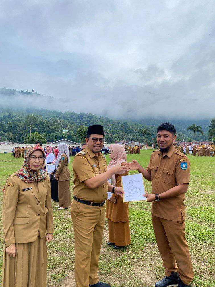 Berbagai penghargaan dan sertifikat diberikan  Pn Walikota Zefnihan saat apel gabungan bulan Februari 2024  lingkungan Pemko Sawahlunto