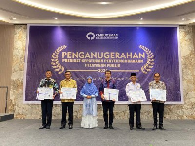 Penganugerahan Predikat Kepatuhan Pelayanan Publik kepada Pemerintah Kota Sawahlunto