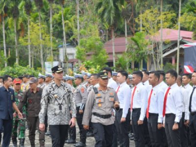 Wali Kota Sawahlunto Riyanda Putra dampingi Kapolres Sawahlunto AKBP. Purwanto Hari Subekti pimpin apel gelar pasukan Operasi Ketupat Tahun 2025