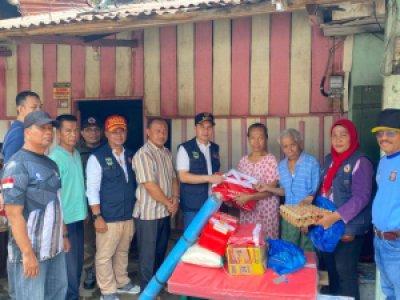 Penjabat (Pj) Wali Kota Sawahlunto Fauzan Hasan, S.STP, M.Si, bersama anggota DPRD Masril dan jajaran Tagana beserta BPBD antar bantuan tanggap darurat bencana untuk masyarakat terdampak kebakaran di Desa Muaro Kalaban