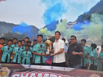 Wali Kota Riyanda Tutup Turnamen  Sepak Bola Askot PSSI Sawahlunto Tingkat SMP Sederajat