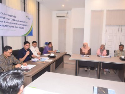 Wali Kota Sawahlunto Riyanda Putra didampingi Wakil Wali Kota Jeffry Hibatullah bahas Universal Coverage Perlindungan Pekerja bersama BPJS Ketenagakerjaan