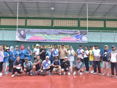 Penjabat (Pj) Wali Kota Sawahlunto Dr. Zefnihan, AP, M.Si meresmikan  lapangan tenis Saringan yang telah selesai direnovasi