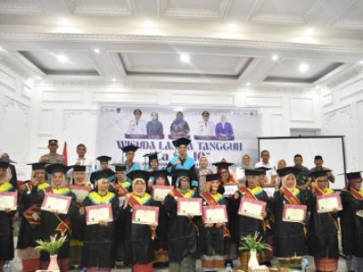 Wali Kota Riyanda Putra  Wisuda  20 Lansia di Sekolah La Sa Iyo